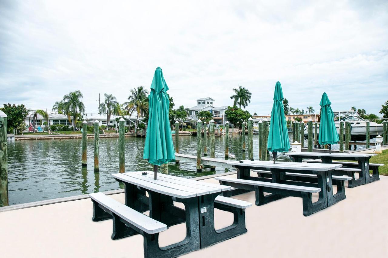 Bayside Inn And Marina جزيرة تريجر المظهر الخارجي الصورة